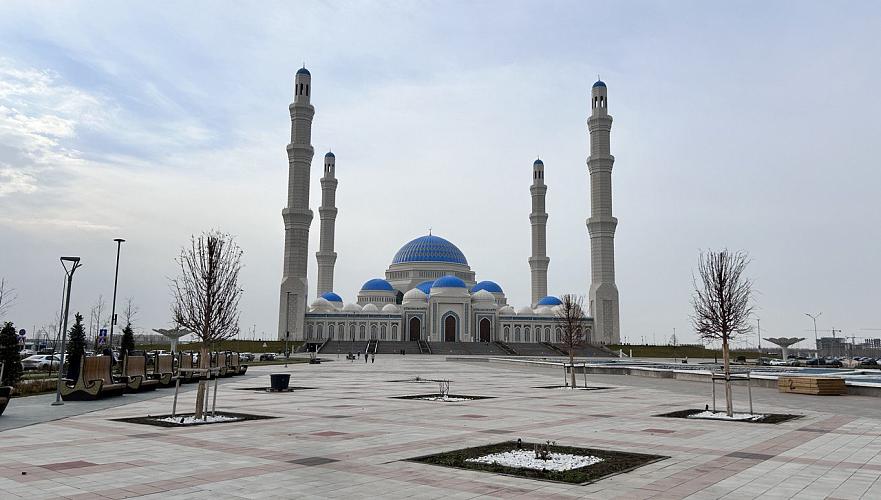 На поминки Болата Назарбаева в главную мечеть Астаны прибыла Дарига Назарбаева