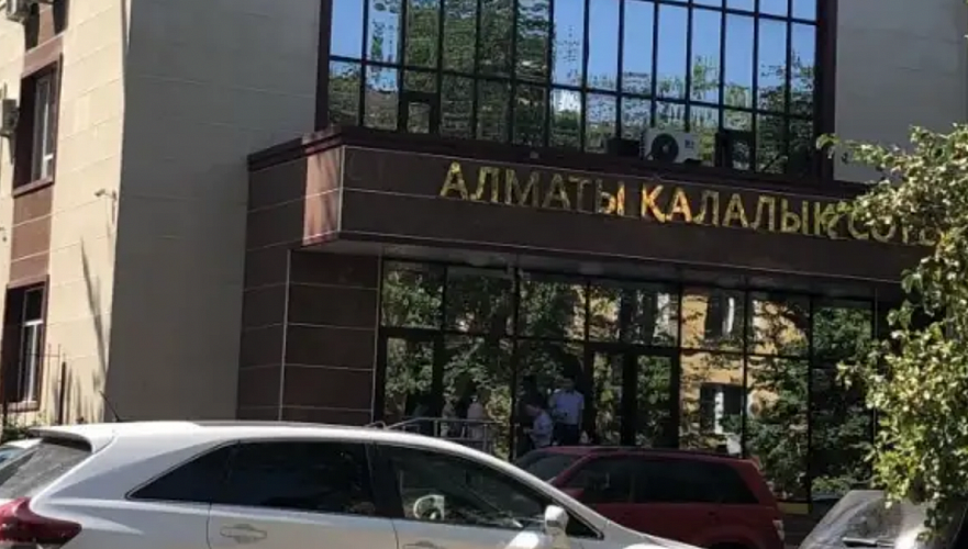Здание горсуда Алматы оцепили и эвакуировали оттуда людей из-за поступивших угроз