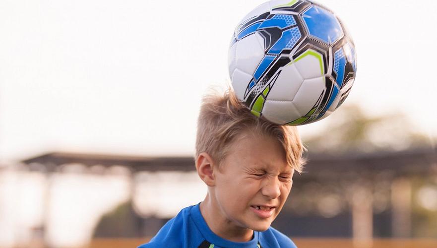 УЕФА может запретить игру головой в детском футболе – СМИ