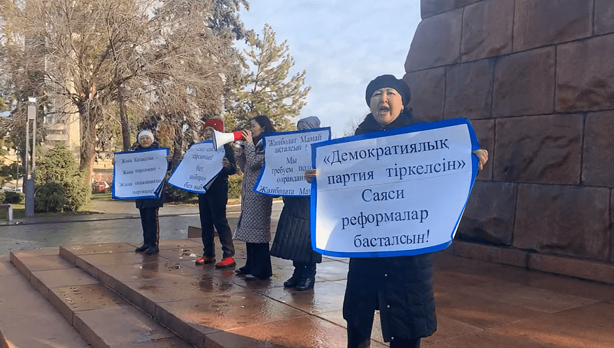 Представители незарегистрированной Демпартии вышли на акцию в Алматы