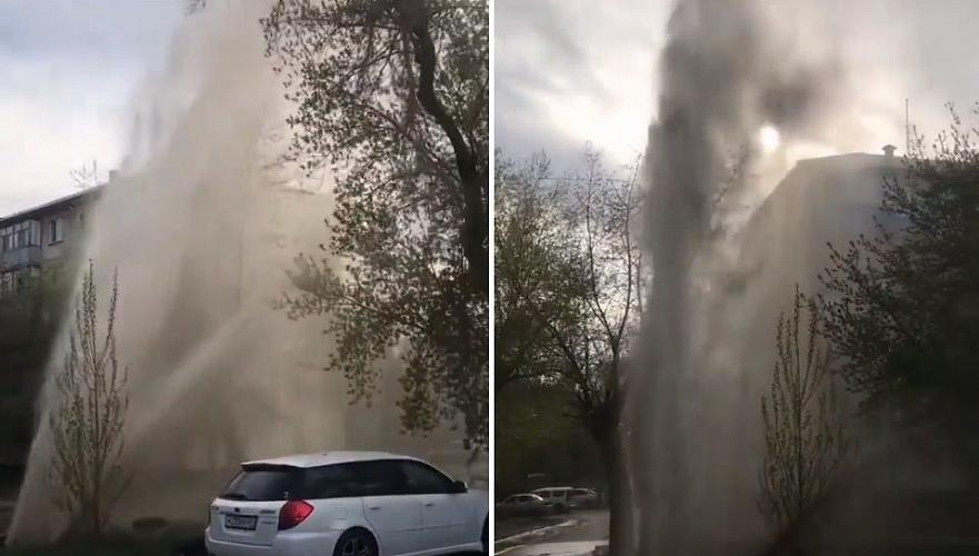 Фонтан горячей воды ударил на одной из улиц Павлодара