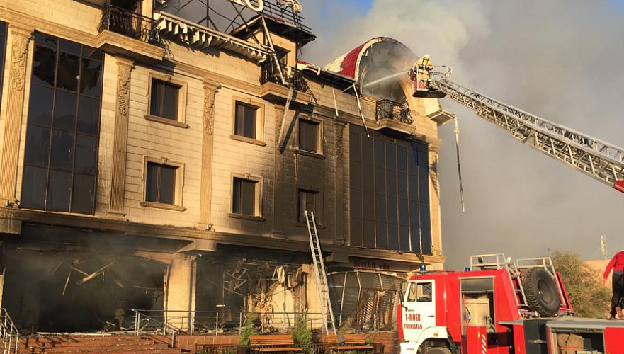 Пожар в ресторане после взрыва газовой автоцистерны потушили в Туркестане