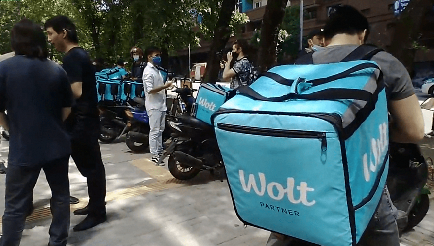Курьерам Wolt в Алматы восстановили тарифы после нескольких дней протестов