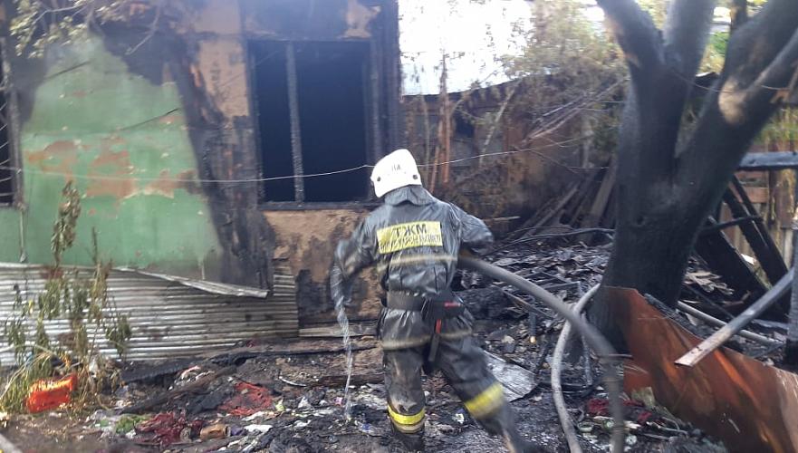 Частный дом сгорел в одном из районов Алматы