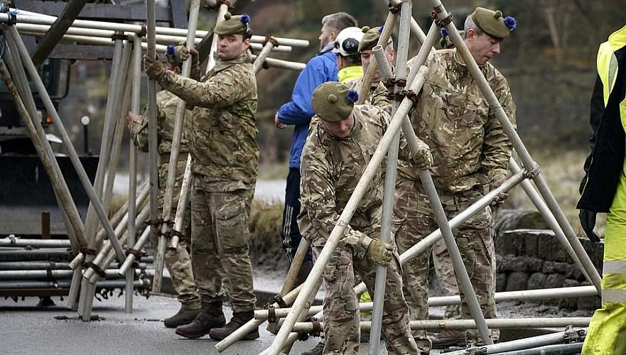 Сотни солдат помогают пострадавшим от наводнения городам и деревням Йоркшира