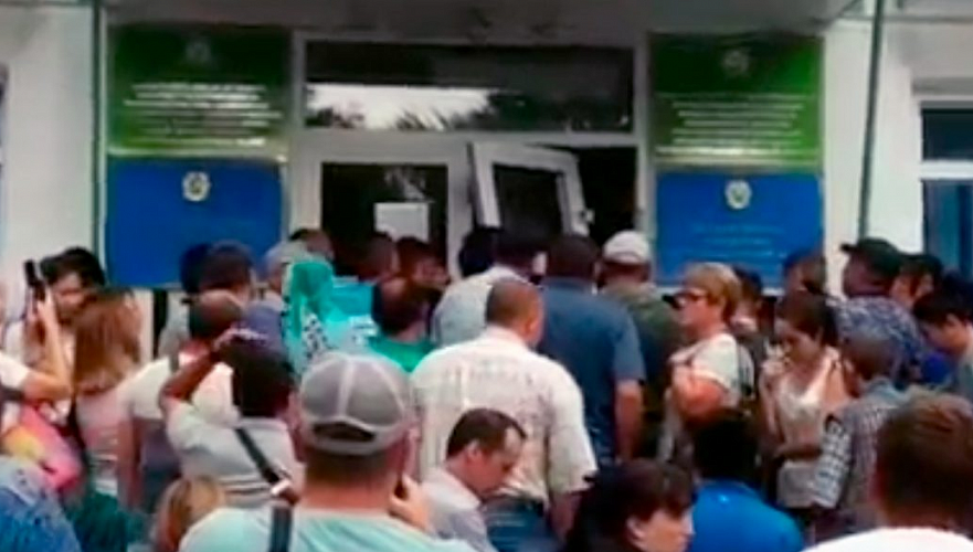 Толпа автолюбителей сломала дверь спецЦОНа в Усть-Каменогорске