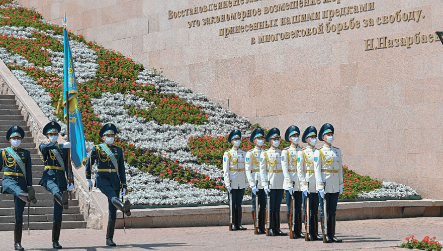 Токаев принял участие в церемонии поднятия государственного флага ко Дню столицы