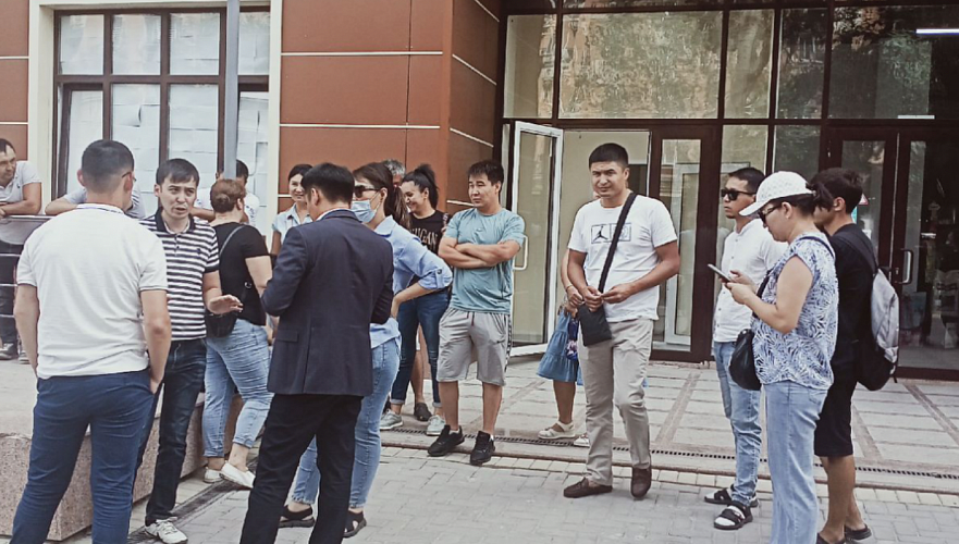 Около 30 бывших сотрудников TezCoTrade вышли к офису компании в Алматы