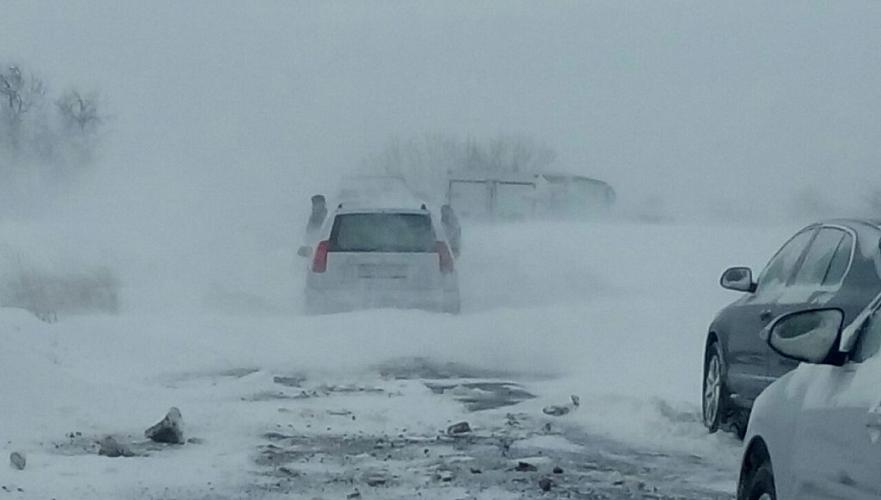 Около 10 автомобилей оказались в снежном плену на трассе в ЗКО 