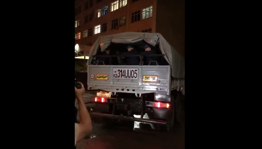 Шесть грузовиков и один автобус полные солдат Нацгвардии РК привезли в РОВД Ауезовского района Алматы