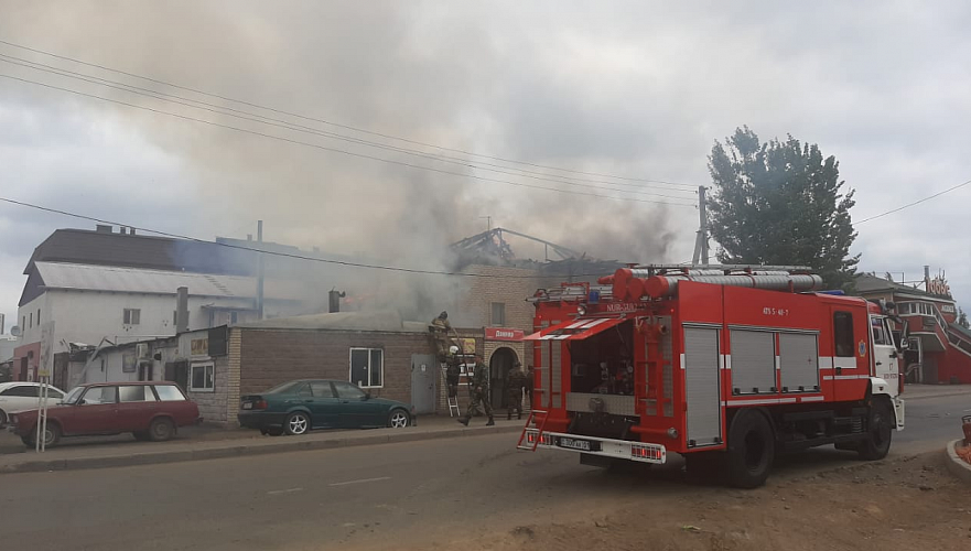 Крупный пожар в хостеле тушат в Нур-Султане