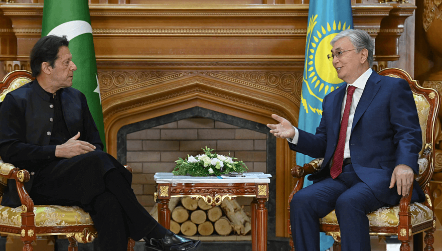 Токаев и премьер Пакистана обменялись взаимными приглашениями к визитам