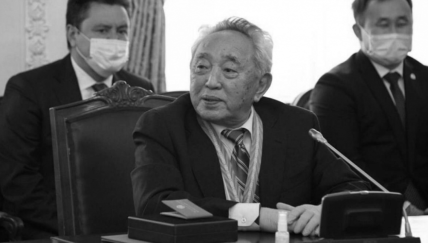 Известный казахский писатель Кабдеш Жумадилов умер на 85 году жизни
