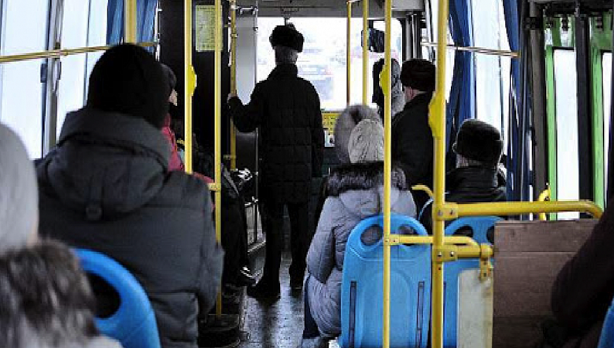 Льготникам Павлодара предложили за акимат оплатить проезд в автобусах