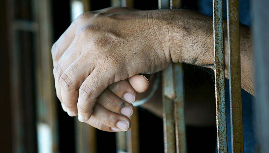 На 16 лет осудили жителя Кокшетау за неоднократные изнасилования несовершеннолетней дочери