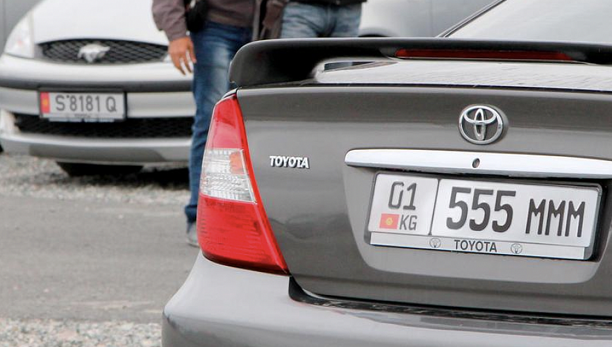 Кыргызстанцам запрещают ездить на авто с кыргызскими номерами в Казахстане – депутат