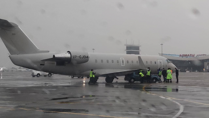 Самолет и автомобиль столкнулись в аэропорту Алматы