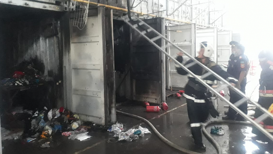 Пожар на барахолке тушат в Алматы