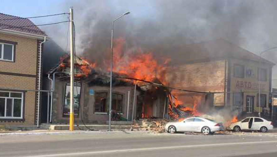 Пожар в «Оружейной палате» Костаная: Два человека заблокированы, горят сразу восемь домов