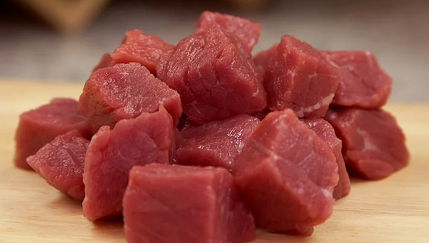 К чему снится сырое мясо с кровью. Мясо кубиками. Кусочки мяса. Мясо говядина. Нарезанное мясо.