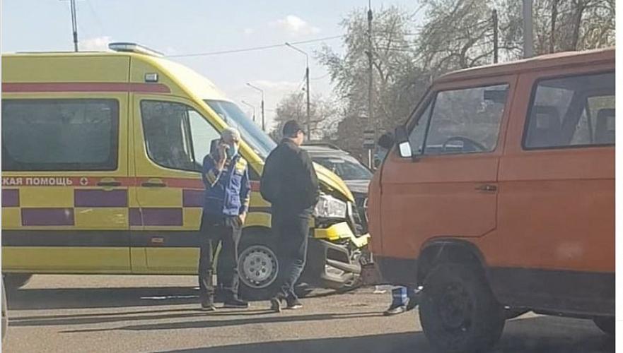Машина скорой помощи с ребенком попала в ДТП в Павлодаре