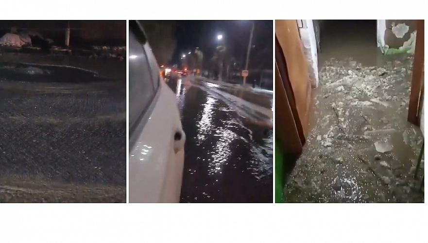 Из-за коммунальной аварии водой залило улицу в Павлодаре, затоплен подвал жилого дома