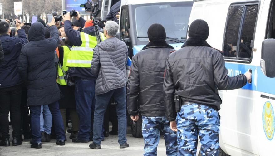 Вторая за день крупная волна задержаний проходит в районе площади «Астана» в Алматы (видео)