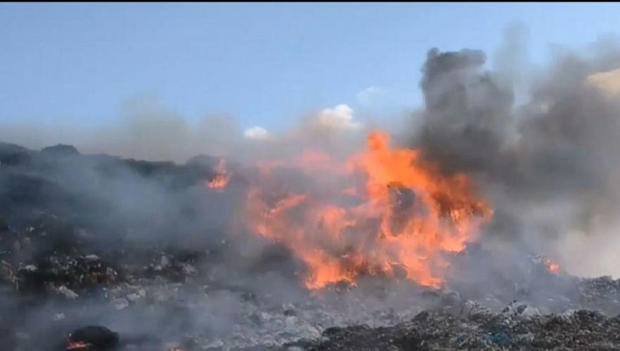 Мусорный полигон горит близ трассы Алматы-Оскемен