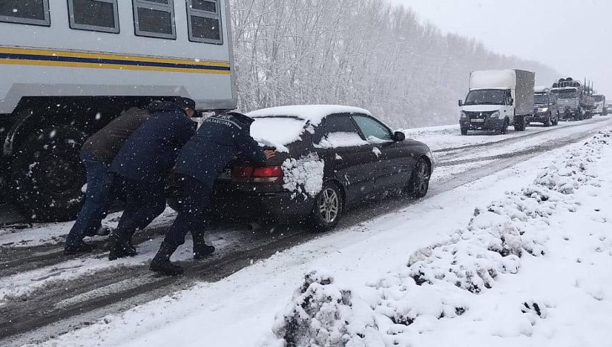 Более 40 автомобилей застряли на трассе из-за снега в ВКО