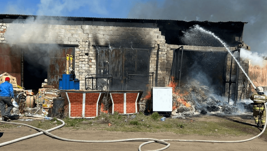 В Костанайской области пожарные ликвидировали пожар на складе