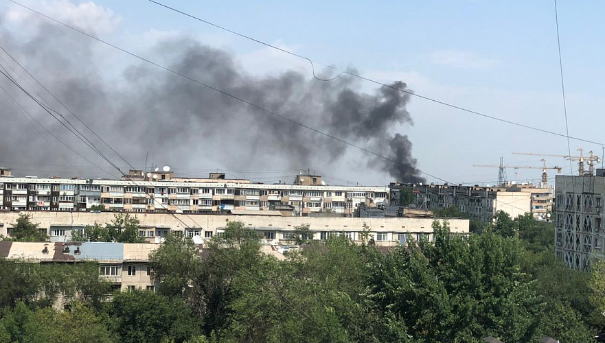 Пятиэтажка горит в Алматы