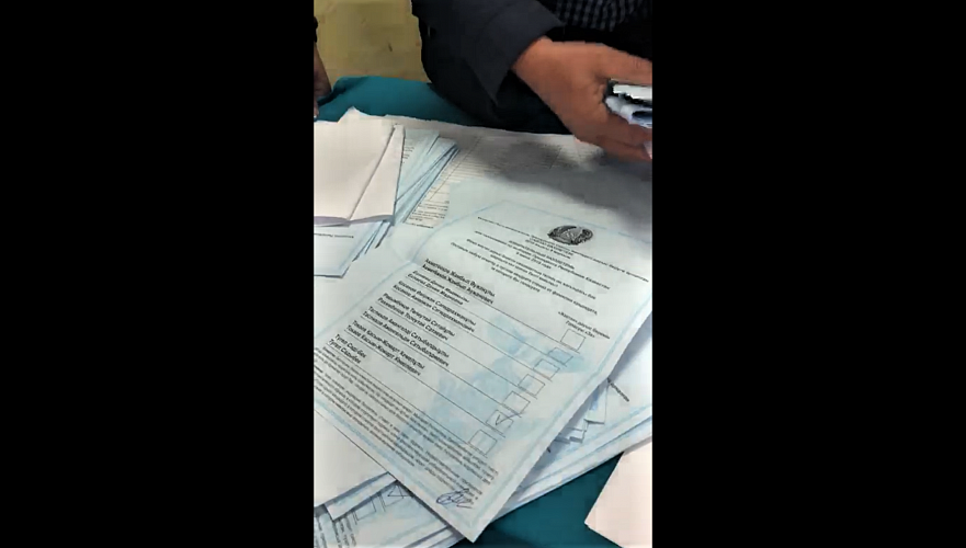 Пачки бюллетеней за Токаева нашли у членов избирательного участка в Нур-Султане (видео)