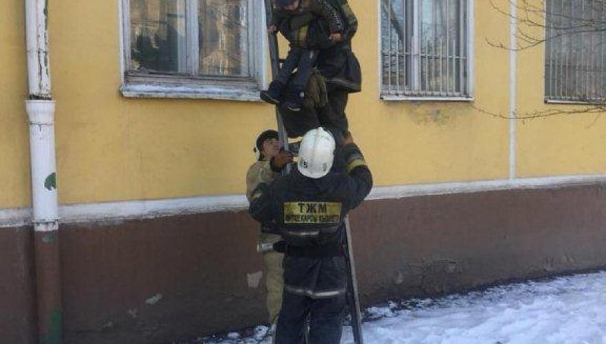 В Нур-Султане трое взрослых и двое детей спасены при ликвидации пожара в квартире