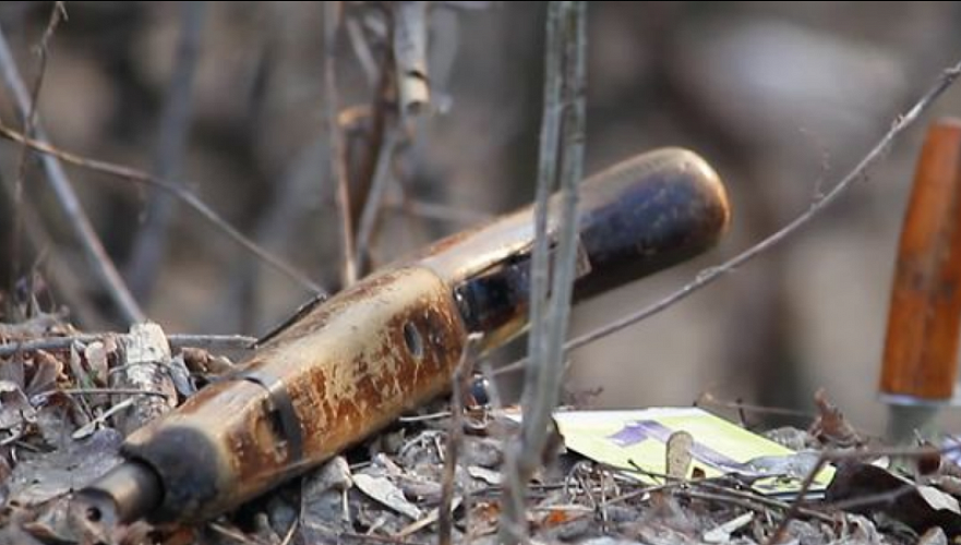 Обрез и газовый пистолет нашел прохожий на обочине в Уральске