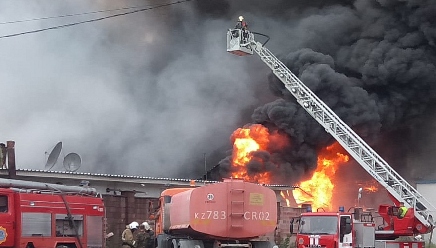 Крупный пожар на складе в районе «Барахолки» в Алматы ликвидирован