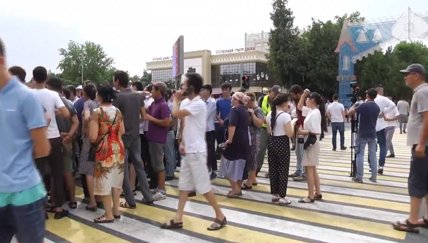 Недовольные жители Арыса протестуют на центральной площади Шымкента