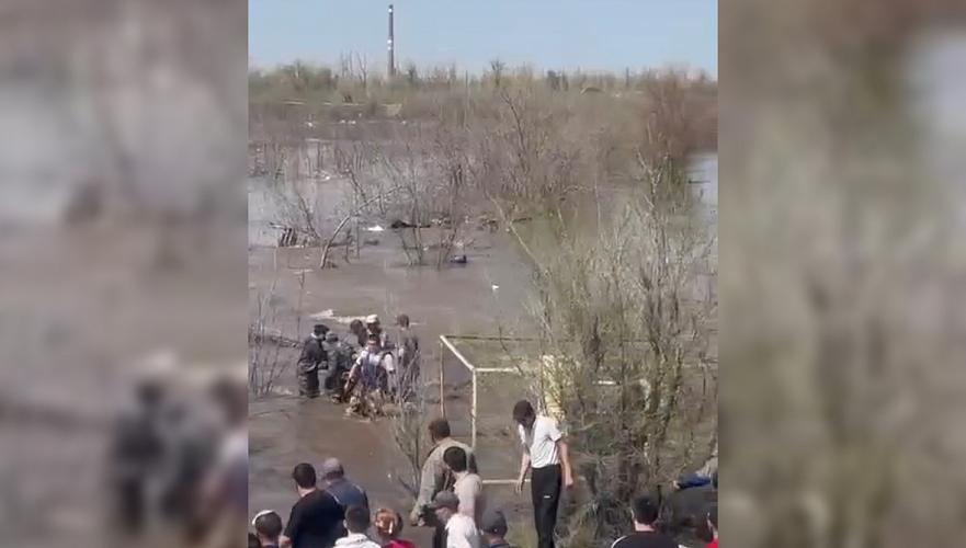 МЧС: Люди в воде на видео из окраин Уральска - это отказавшиеся ранее от эвакуации