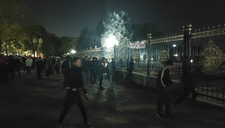 Протестующие попытались взять штурмом Белый дом в Бишкеке, слышны выстрелы (видео)