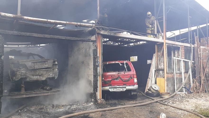Автомобиль сгорел и еще два пострадали во время пожара на СТО в Усть-Каменогорске