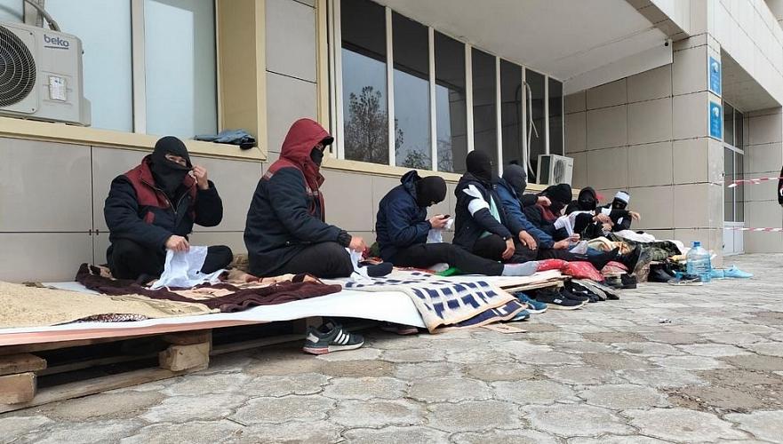 Требующие трудоустройства безработные Жанаозена объявили голодовку