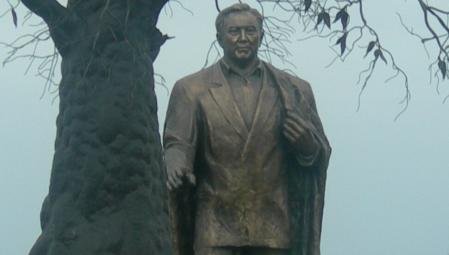 Памятник Назарбаеву убрали из культурного центра «Рух Ордо» на Иссык-Куле
