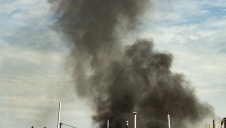 Густой черный дым на окраине Алматы оказался результатом возгорания мусора и покрышек