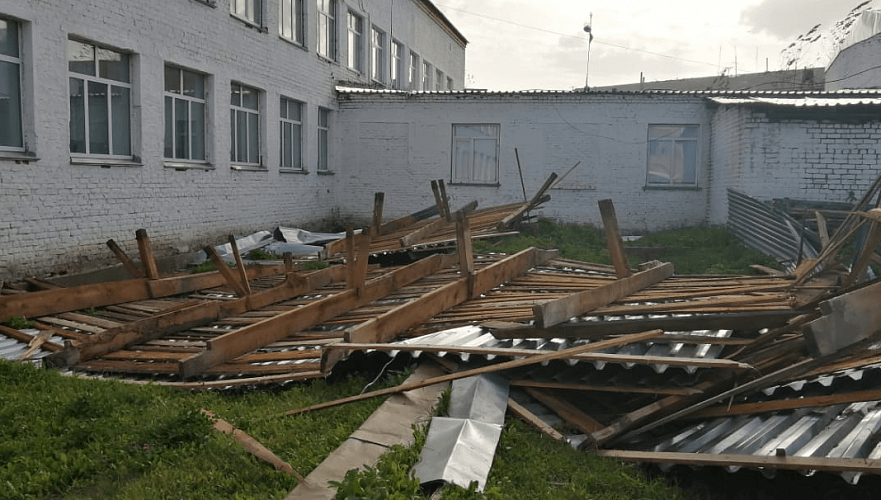 Школьную крышу сорвало сильным ветром в СКО