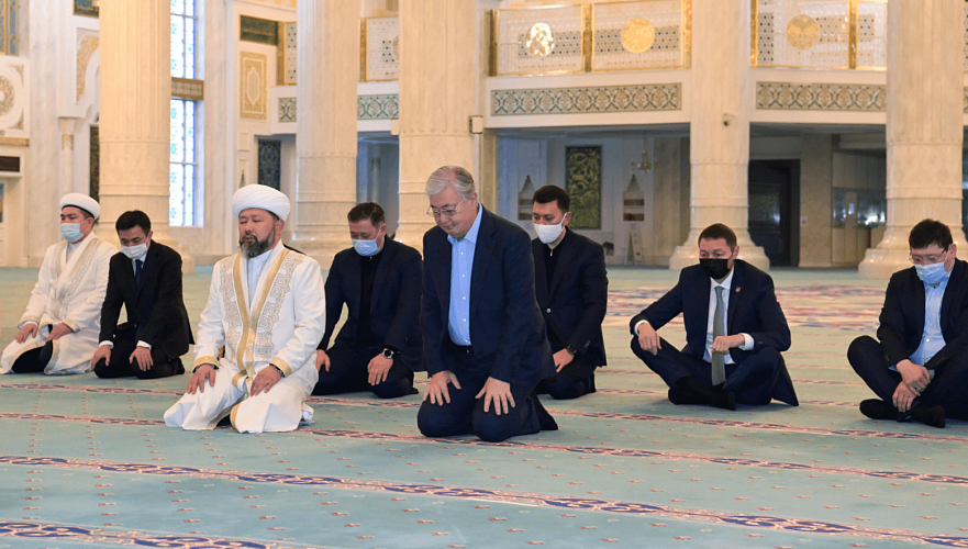 Токаев посетил мечеть и принял участие в церемонии памяти жертв январских событий