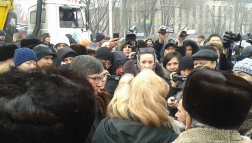 Избитый в Алматы судоисполнитель в 2014 году был осужден как организатор акции протеста