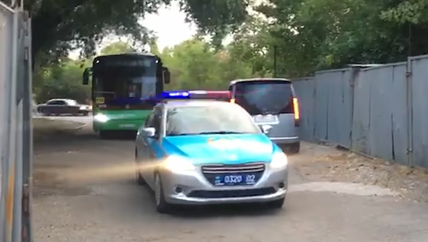 Водитель маршрутного автобуса перевозил пассажиров под воздействием наркотиков в Алматы