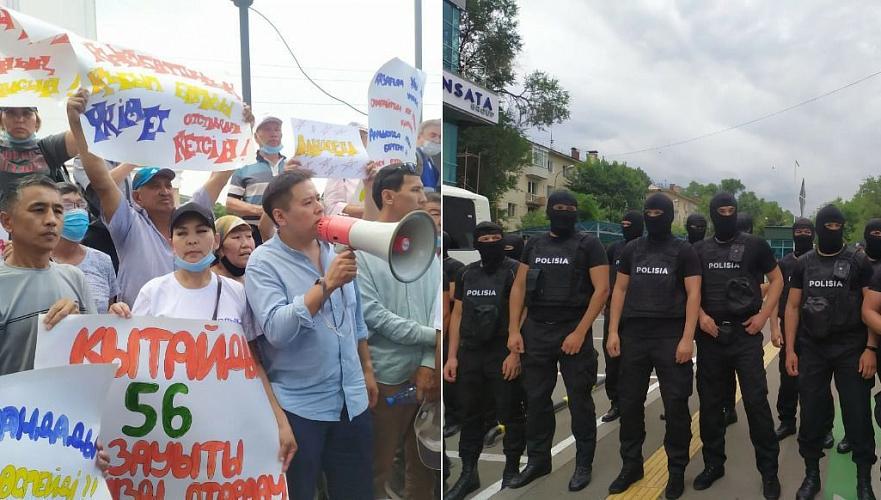 Участников митинга заблокировали у Дворца Спорта в Алматы (фото/видео)