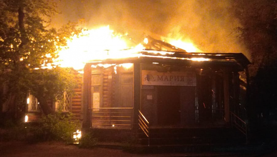 Умышленный поджог назвали возможной причиной крупного пожара в швейном ателье в Павлодаре