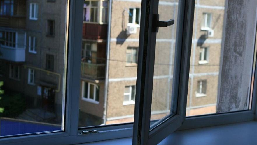 Четырехлетний ребенок упал с третьего этажа в Павлодаре