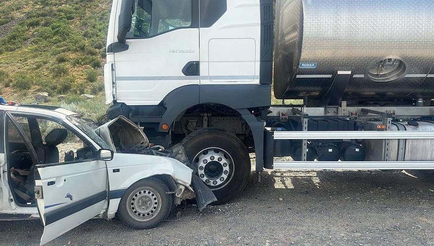 Легковушка с уснувшим водителем за рулем попала под грузовик в Жетысу, двое пострадали